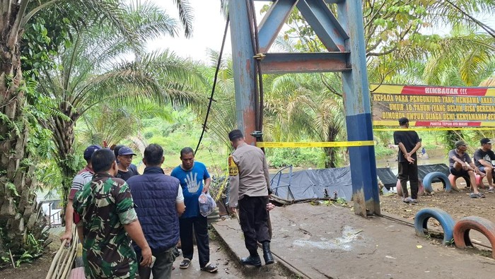 Polisi melakukan pengamanan di jembatan gantung wisata Lubuklinggau yang putus