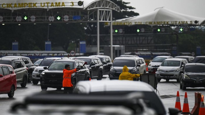 Petugas Jasa Marga mengamati layar yang menampilkan kondisi lalu lintas dari kamera Closed Circuit Television (CCTV) kendaraan yang menuju Gerbang Tol Cikampek Utama, Kabupaten Karawang, Jawa Barat, Rabu (1/1/2025). Berdasarkan data PT Jasa Marga arus lalu lintas di Gerbang Tol Cikampek Utama dari arah Palimanan menuju Jakarta hingga sore tercatat 19.563 kendaraan. ANTARA FOTO/Muhammad Ramdan/Spt.