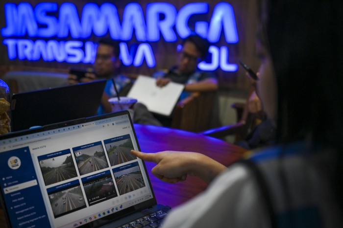 Petugas Jasa Marga mengamati layar yang menampilkan kondisi lalu lintas dari kamera Closed Circuit Television (CCTV) kendaraan yang menuju Gerbang Tol Cikampek Utama, Kabupaten Karawang, Jawa Barat, Rabu (1/1/2025). Berdasarkan data PT Jasa Marga arus lalu lintas di Gerbang Tol Cikampek Utama dari arah Palimanan menuju Jakarta hingga sore tercatat 19.563 kendaraan. ANTARA FOTO/Muhammad Ramdan/Spt.