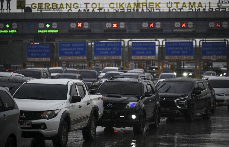 Petugas Jasa Marga mengamati layar yang menampilkan kondisi lalu lintas dari kamera Closed Circuit Television (CCTV) kendaraan yang menuju Gerbang Tol Cikampek Utama, Kabupaten Karawang, Jawa Barat, Rabu (1/1/2025). Berdasarkan data PT Jasa Marga arus lalu lintas di Gerbang Tol Cikampek Utama dari arah Palimanan menuju Jakarta hingga sore tercatat 19.563 kendaraan. ANTARA FOTO/Muhammad Ramdan/Spt.
