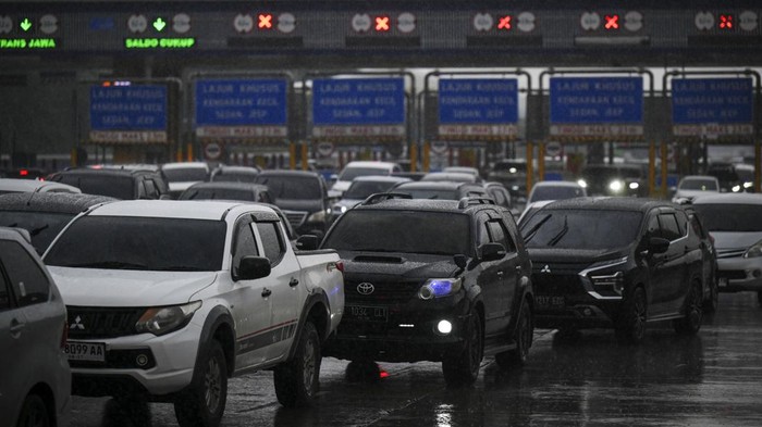 Potret Arus Balik Libur Nataru di Gerbang Tol Cikampek Utama Petugas Jasa Marga mengamati layar yang menampilkan kondisi lalu lintas dari kamera Closed Circuit Television (CCTV) kendaraan yang menuju Gerbang Tol Cikampek Utama, Kabupaten Karawang, Jawa Barat, Rabu (1/1/2025). Berdasarkan data PT Jasa Marga arus lalu lintas di Gerbang Tol Cikampek Utama dari arah Palimanan menuju Jakarta hingga sore tercatat 19.563 kendaraan. ANTARA FOTO/Muhammad Ramdan/Spt.