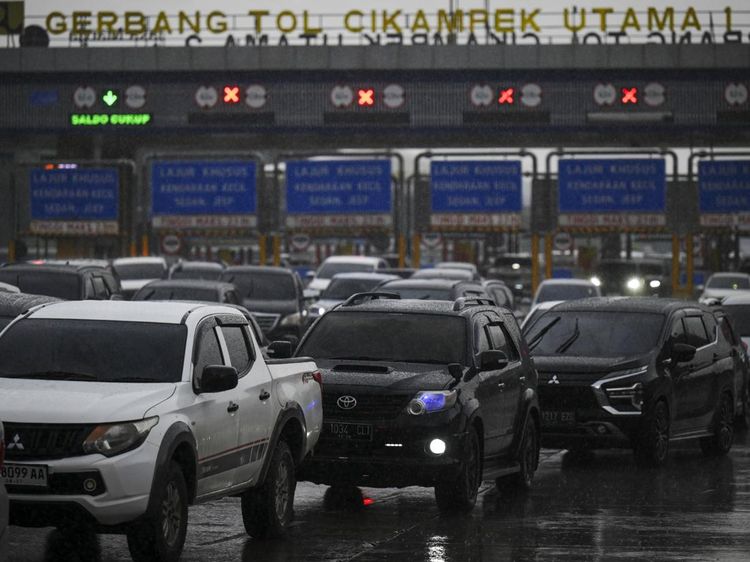 Potret Arus Balik Libur Nataru di Gerbang Tol Cikampek Utama