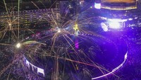 Selain itu, ada juga pertunjukan drone dengan tampilan berbagai bentuk. Pertunjukan kerlip cahaya dari drone itu bertuliskan Kirana Jakarta 2025 dan gambar ondel-ondel. AP/Tatan Syuflana