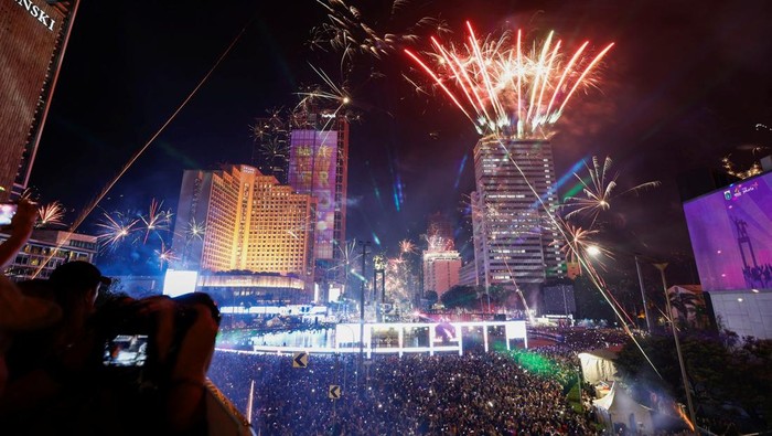 Potret Meriah Kembang Api Tahun Baru 2025 di Bundaran HI Fireworks explode over the Hotel Indonesia roundabout during New Year celebrations in Jakarta, Indonesia, December 31, 2024. REUTERS/Willy Kurniawan