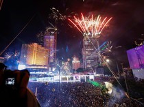 Potret Meriah Kembang Api Tahun Baru 2025 di Bundaran HI