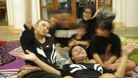 Saking heboh dan nggak bisa diam, foto bareng Sule dan anak-anaknya jadi blur. Foto: Instagram: @rizkyfbian