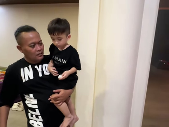 Potret Rizky Febian dan Mahalini Bareng Keluarga Potret Rizky Febian dan Mahalini Bareng Keluarga
