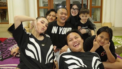 Full Senyum Formasi Lengkap, Sule Tahun Baru Bareng Anak dan Menantu