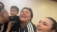 Adzam tertawa foto bareng Sule, Rizky Febian, dan Mahalini. Foto: Instagram: @rizkyfbian