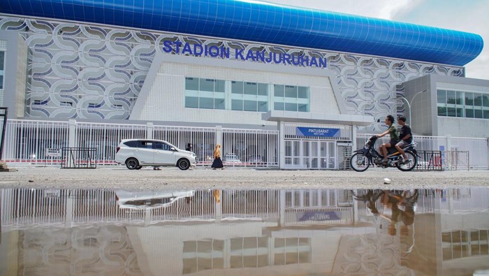 Potret Terkini Renovasi Stadion Kanjuruhan yang Hampir Rampung Foto udara progres renovasi Stadion Kanjuruhan di Kepanjen, Kabupaten Malang, Jawa Timur, Selasa (31/12/2024). Kementerian Pekerjaan Umum (PU) mengungkapkan progres renovasi Stadion Kanjuruhan dengan anggaran Rp357,84 miliar berkapasitas 21.603 orang tersebut telah mencapai 99,5 persen dan ditargetkan selesai secara keseluruhan pada akhir 2024. ANTARA FOTO/Irfan Sumanjaya/aww.