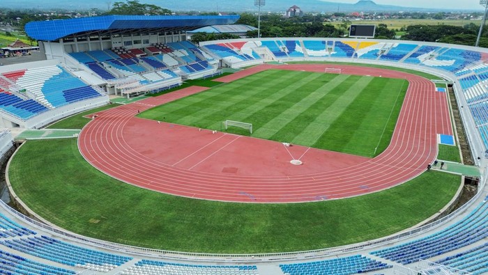 Potret Terkini Renovasi Stadion Kanjuruhan yang Hampir Rampung Foto udara progres renovasi Stadion Kanjuruhan di Kepanjen, Kabupaten Malang, Jawa Timur, Selasa (31/12/2024). Kementerian Pekerjaan Umum (PU) mengungkapkan progres renovasi Stadion Kanjuruhan dengan anggaran Rp357,84 miliar berkapasitas 21.603 orang tersebut telah mencapai 99,5 persen dan ditargetkan selesai secara keseluruhan pada akhir 2024. ANTARA FOTO/Irfan Sumanjaya/aww.