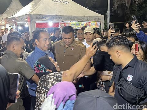 Presiden ke-7 RI, Joko Widodo (Jokowi) merayakan malam tahun baru di Ngarsopuro, Kota Solo, Rabu (1/1/2025) dini hari.