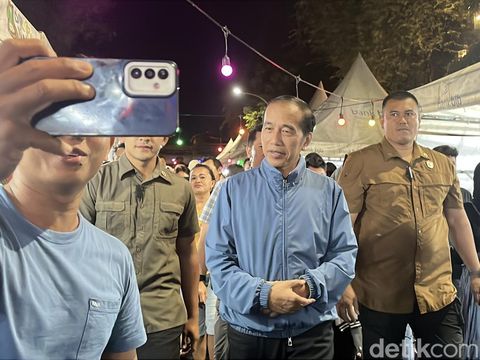 Presiden ke-7 RI, Joko Widodo (Jokowi) merayakan malam tahun baru di Ngarsopuro, Kota Solo, Rabu (1/1/2025) dini hari.