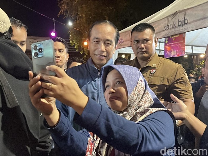 Presiden ke-7 RI, Joko Widodo (Jokowi) merayakan malam tahun baru di Ngarsopuro, Kota Solo, Rabu (1/1/2025) dini hari.