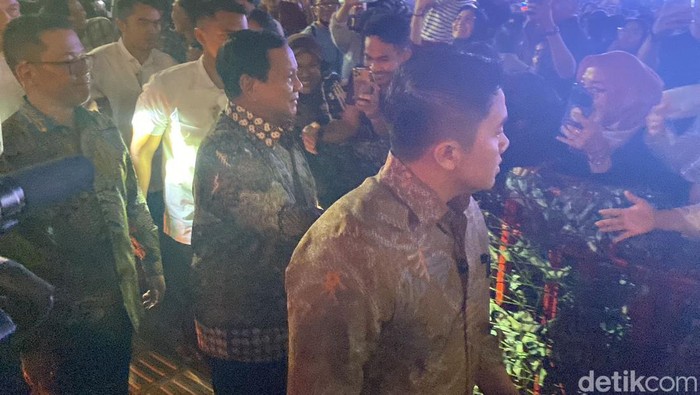 Presiden Prabowo Subianto meninjau perayaan malam tahun baru 2025 di Bundaran HI. Prabowo terlihat didampingi putranya Didit Hediprasetyo dan Titiek Suharto (Wildan N/detikcom)