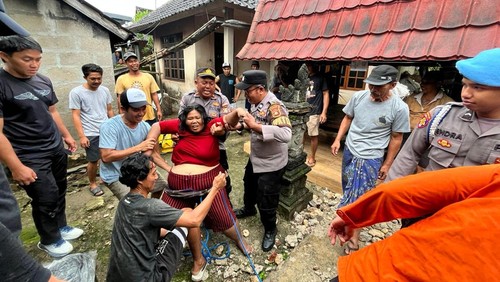 Proses evakuasi warga jatuh ke sumur di Nusa Penida, Klungkung, Rabu (1/1/2025). (Dok Polres Klungkung)