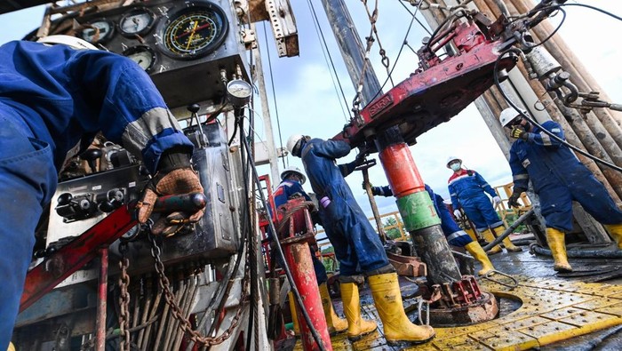 Pekerja PT Pertamina Hulu Rokan (PHR) tengah melakukan aktivitas pengeboran  di salah satu lapangan minyak WK Rokan