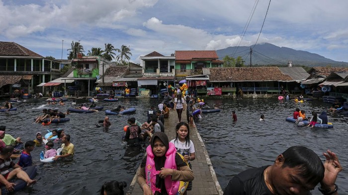 Sejumlah wisatawan berenang di wisata pemandian alam Cikoromoy, Kabupaten Pandeglang, Banten, Selasa (31/12/2024). Menurut pengelola, objek wisata alam yang sumber airnya berasal dari Gunung Pulosari tersebut mengalami kenaikan kunjungan wisatawan hingga 40 persen selama musim libur Natal dan Tahun Baru 2025. ANTARA FOTO/Angga Budhiyanto/Spt.