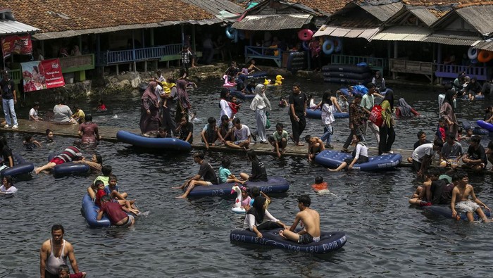 Ramainya Wisata Alam Cikoromoy di Pandeglang Saat Libur Nataru Sejumlah wisatawan berenang di wisata pemandian alam Cikoromoy, Kabupaten Pandeglang, Banten, Selasa (31/12/2024). Menurut pengelola, objek wisata alam yang sumber airnya berasal dari Gunung Pulosari tersebut mengalami kenaikan kunjungan wisatawan hingga 40 persen selama musim libur Natal dan Tahun Baru 2025. ANTARA FOTO/Angga Budhiyanto/Spt.