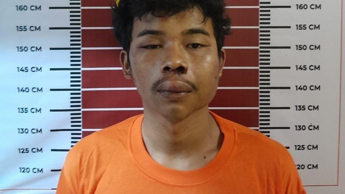 Tampang pelaku Jefri saat diamankan di kantor polisi.