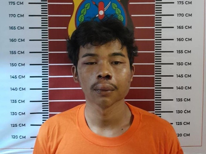 Tampang pelaku Jefri saat diamankan di kantor polisi.