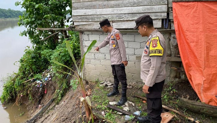 Rumah warga di Desa Serijabo Ogan Ilir longsor.