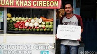 Sambudi pedagang buah berharap harga buah bisa turum di tahun 2025.