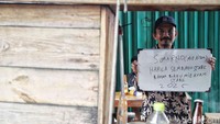 Sumarno pedagang mie ayam berharap harga sembako stabil. Dia juga berharap agar harga bahan baku mie ayam tidak mahal.