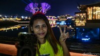 Salah seorang pengunjung berswafoto berlatarbelakang Batavia PIK.
