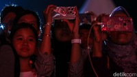 Warga turut menyaksikan pesta kembang api di Batavia PIK.