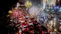 Arus lalu lintas di Jalan Basuki Rahmat dan Jalan Gubernur Suryo padat saat malam pergantian tahun 2025.