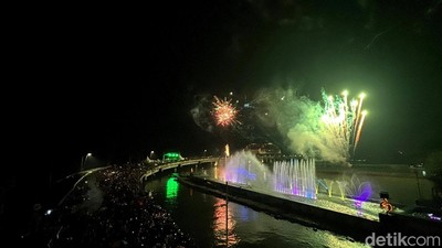 Semarak Malam Tahun Baru 2025 di Kota Surabaya