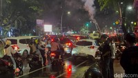 Warga menyalakan kembang api jelang pergantian tahun 2025 di Jalan Gubernur Suryo.