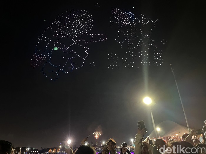 Banyak warga dari berbagai penjuru Ibu Kota memadati Pantai Lagoon Ancol untuk menyaksikan malam pergantian tahun 2024 ke 2025.