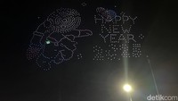Ancol menghadirkan atraksi drone yang dilengkapi lampu LED warna-warni.
