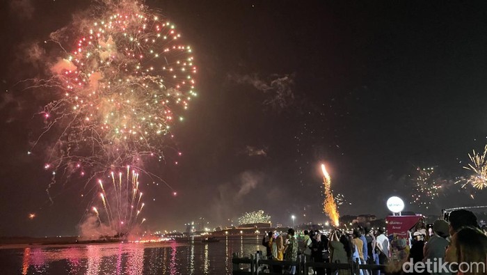 Banyak warga dari berbagai penjuru Ibu Kota memadati Pantai Lagoon Ancol untuk menyaksikan malam pergantian tahun 2024 ke 2025.