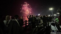 Banyak pengunjung yang mengabadikan momen pesta kembang api di pantai tersebut.  