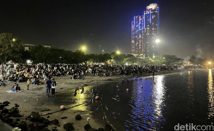 Banyak warga dari berbagai penjuru Ibu Kota memadati Pantai Lagoon Ancol untuk menyaksikan malam pergantian tahun 2024 ke 2025.