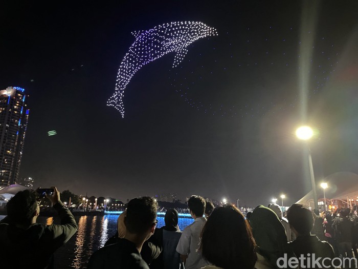 Banyak warga dari berbagai penjuru Ibu Kota memadati Pantai Lagoon Ancol untuk menyaksikan malam pergantian tahun 2024 ke 2025.