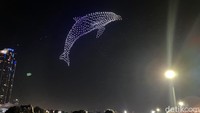 Puluhan drone bergerak membentuk berbagai gambar yang menghibur pengunjung.    