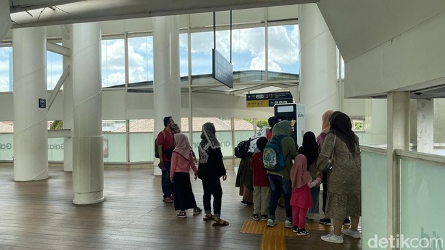 Mereka yang Tersenyum Lebar karena MRT-Transj Rp 1 Saja