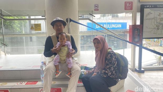 Senangnya warga liburan naik TransJakarta cuma bayar Rp 1 (Devi Puspitasari/detikcom)