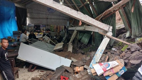 Senderan tembok penyengker pura ambruk menimpa warung di Desa Tista, Kecamatan Abang, Karangasem, Rabu (01/01/2025). (Dok. BPBD Karangasem)