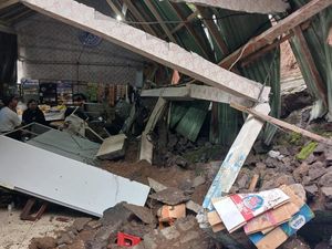 Senderan Tembok Penyengker Pura Ambruk Timpa Warung di Karangasem