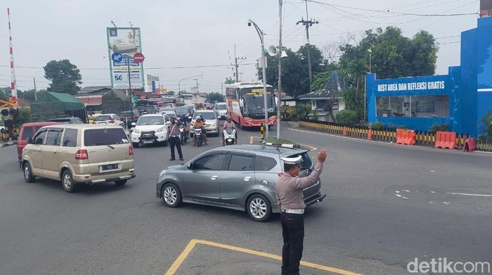 Simpang 3 Mengkreng Kediri masih terpantau ramai lancar pada tahun baru 2025