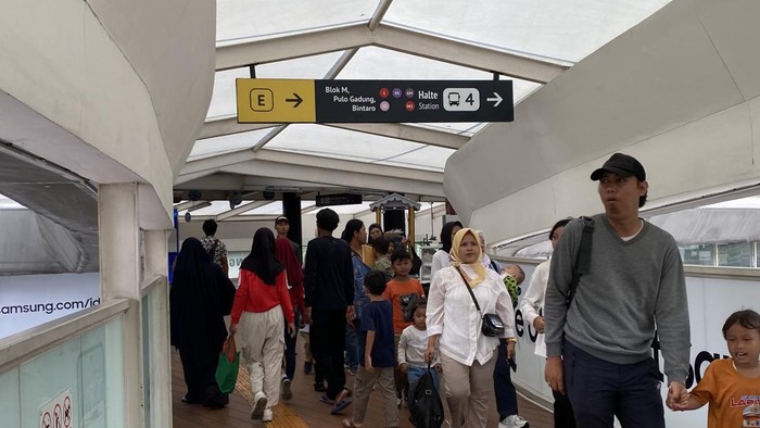 Suasana di area transit CSW, Blok M, Jakarta Selatan, pada Rabu (1/1/2025)-(Devi/detikcom)