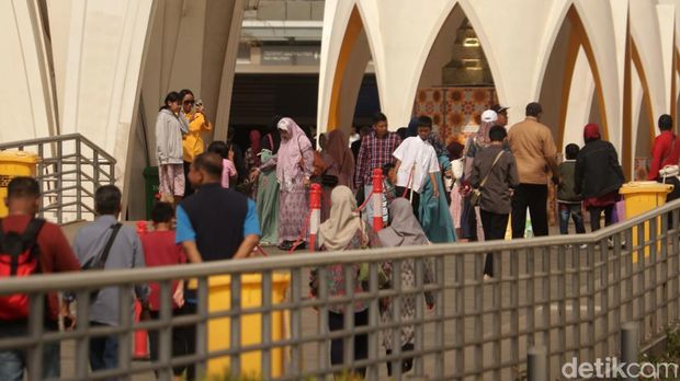 Suasana di Masjid Al Jabbar