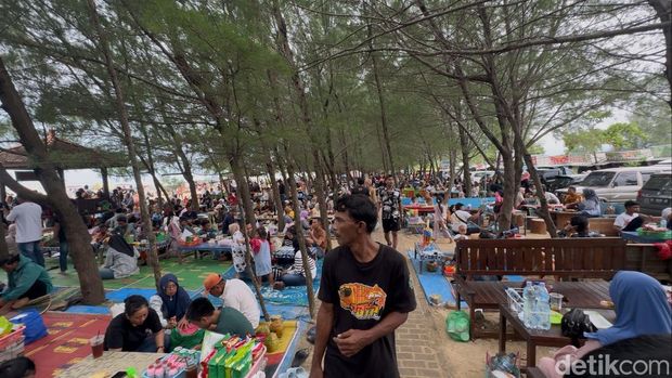 Suasana di Pantai Karang Jahe, Rembang, yang padat pengunjung, Rabu (1/1/2025).
