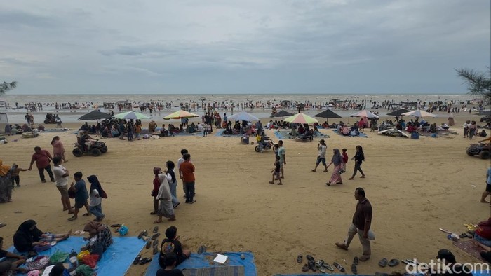 Suasana di Pantai Karang Jahe, Rembang, yang padat pengunjung, Rabu (1/1/2025).