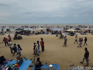 Wisatawan Pantai Karang Jahe Rembang Membeludak, Petugas Batasi Pengunjung